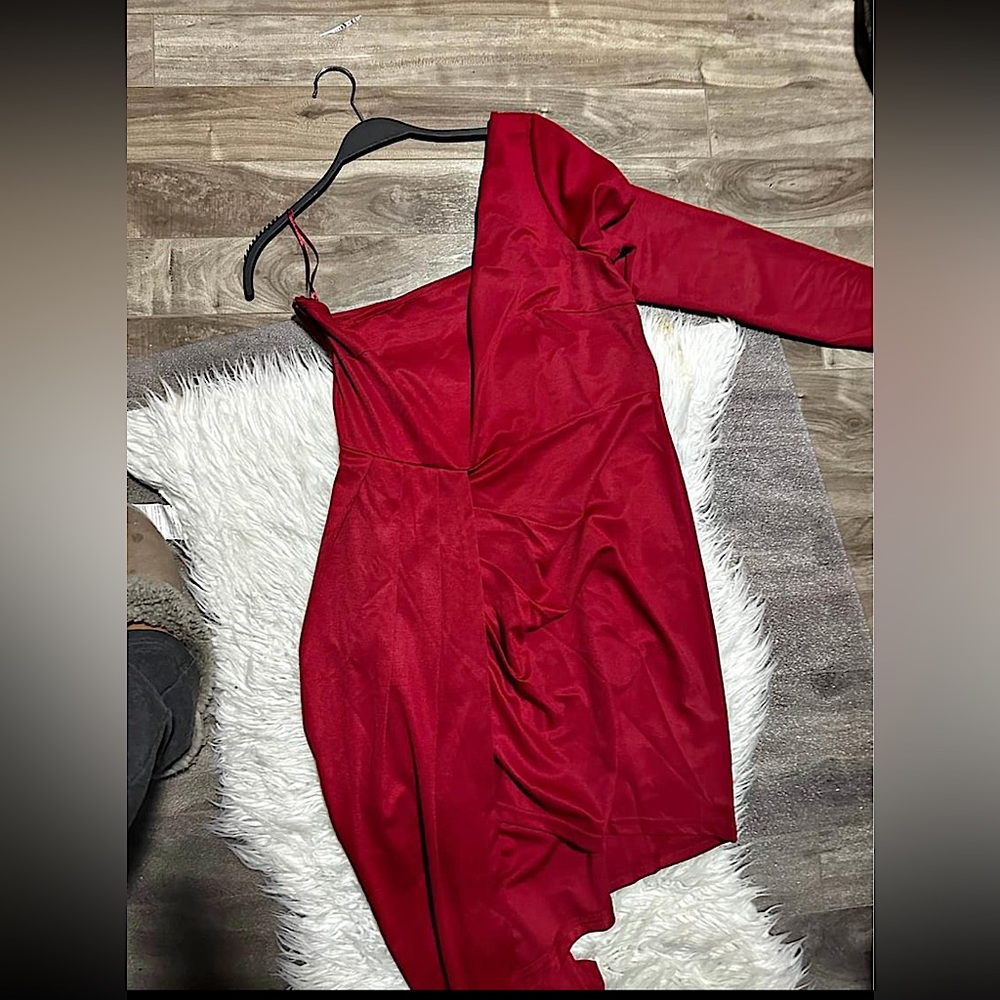 M&B BOUTIQUE. 🌸 beautiful assymetrical red dress.